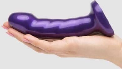 Tantus Acute Midnight Dildo Held In Hand 416x416 2 FAQPX2